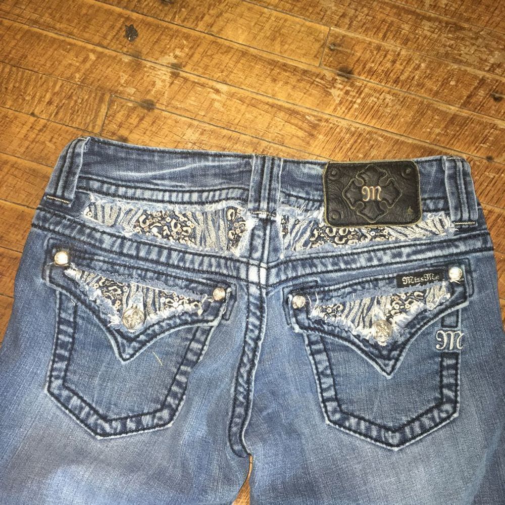 Miss Me bling fantasy border size 26 cuffed Capri jeans